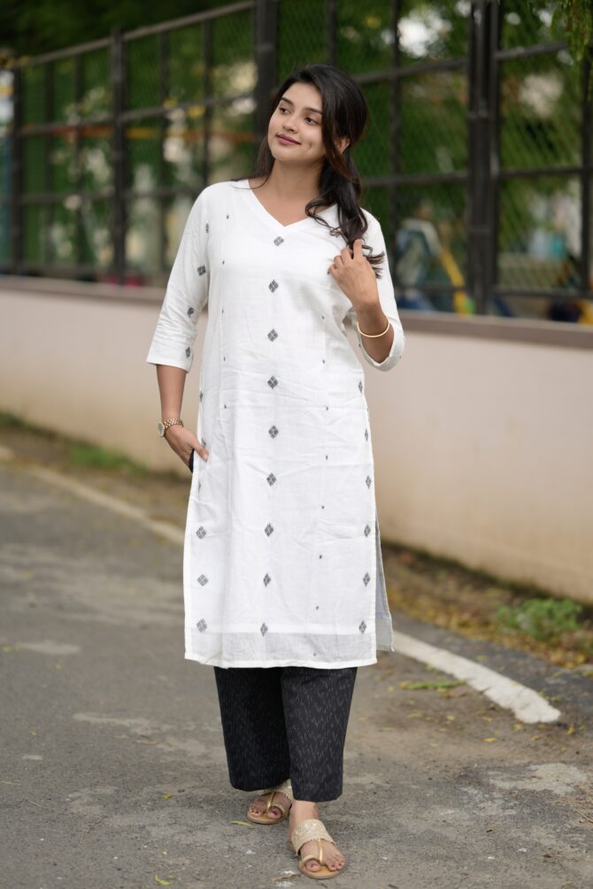 Noor: Handwoven Jamdani Kurta Set - Image 5