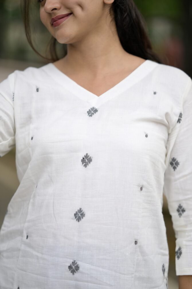 Noor: Handwoven Jamdani Kurta Set - Image 3