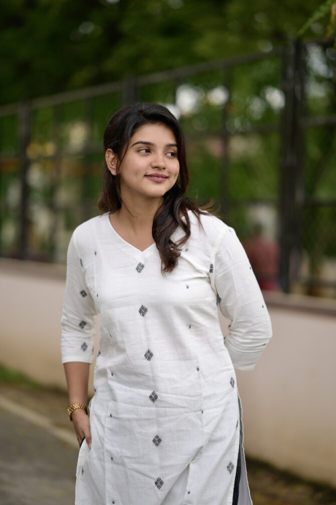 Noor: Handwoven Jamdani Kurta Set - Image 2