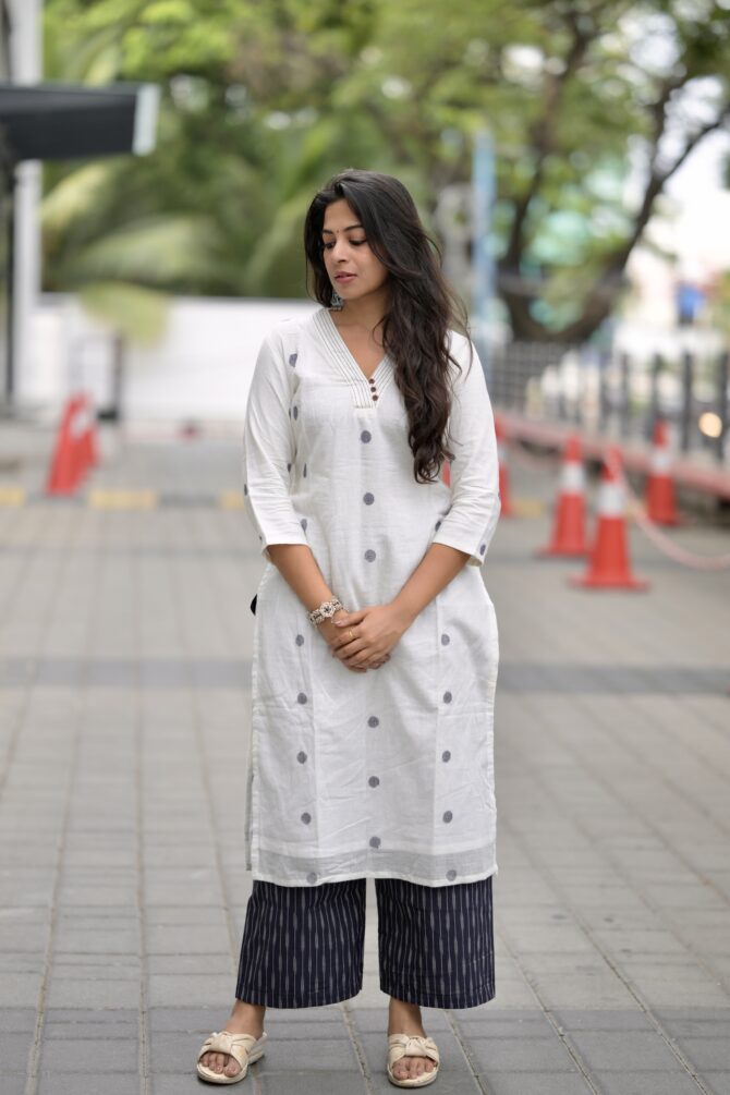 Noor: Handwoven Jamdani Kurta Set - Image 2