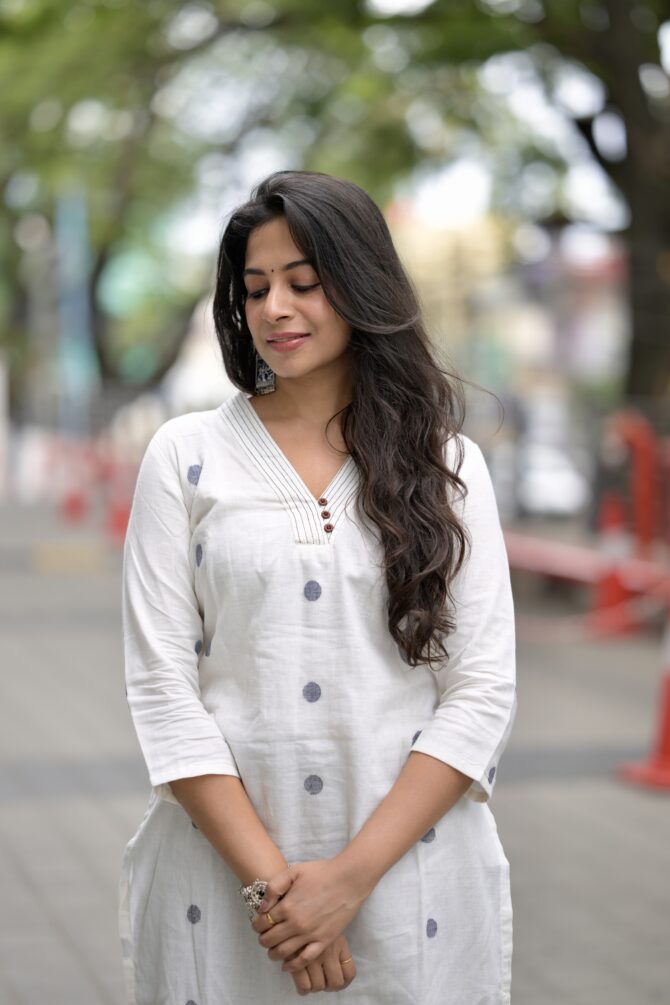 Noor: Handwoven Jamdani Kurta Set - Image 3
