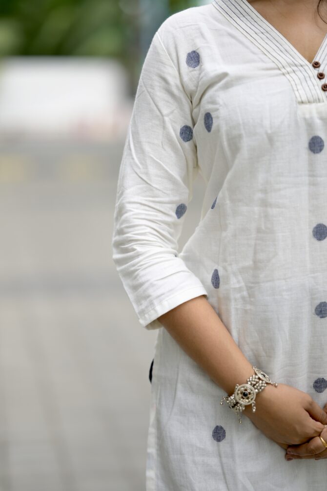 Noor: Handwoven Jamdani Kurta Set - Image 4